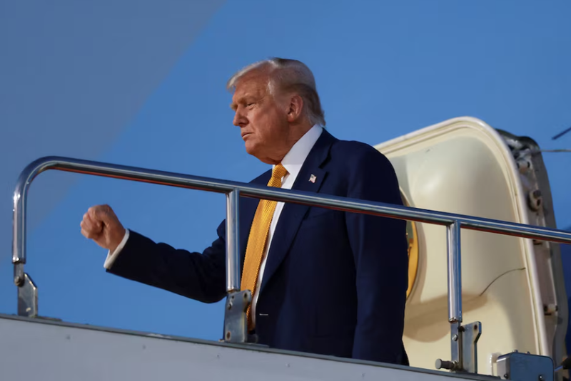 Tổng thống Mỹ Donald Trump ra hiệu khi ông bước xuống chiếc Không lực Một tại Sân bay Haneda ở Tokyo, Nhật Bản, cho điểm dừng chân thứ hai trong chuyến công du châu Á của ông, ngày 27/10. Ảnh: Reuters. Ông Trump được đón tiếp với nghi lễ cấp hoàng gia, tín hiệu hòa hoãn thương mại Mỹ-Trung cận kề 2.png