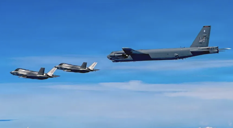Máy bay B-52H và F-35B bay gần Venezuela vào ngày 15/10. Ảnh: MW. Venezuela tập trận lớn, tung Su-30MK2, lá chắn S-300 chặn oanh tạc cơ Mỹ 2.png