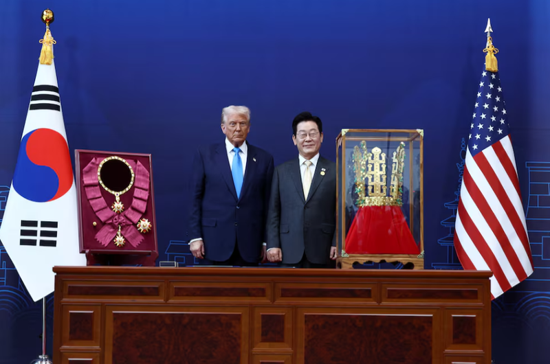 Ông Trump được trao tặng "Huân chương Mugunghwa vĩ đại" và một vương miện vàng mô phỏng trong cuộc gặp với Tổng thống Hàn Quốc Lee Jae Myung bên lề hội nghị thượng đỉnh các nhà lãnh đạo APEC tại Gyeongju, Hàn Quốc, ngày 29/10. Ảnh: Reuters. Ông Trump tại Hàn Quốc Nhận huân chương cao quý, vương miện vàng và món tráng miệng phủ vàng 2.png