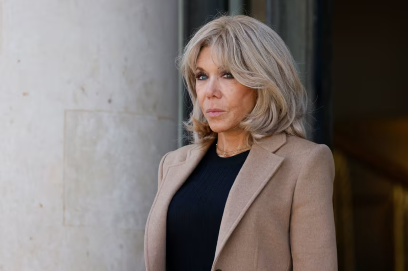 Bà Brigitte Macron, vợ của Tổng thống Pháp Emmanuel Macron, nhìn về phía Cung điện Elysee ở Paris vào ngày 27/3. Ảnh: AFP.
