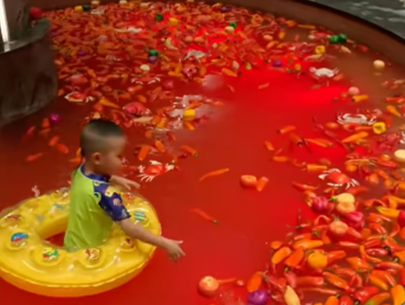 Không có giới hạn độ tuổi hay thời gian tắm; tuy nhiên, những người mắc bệnh tim mạch, vấn đề về da hoặc dị ứng nên tránh tắm nước nóng. Ảnh: RedNote. Người Trung Quốc tắm trong nồi lẩu Tứ Xuyên Y học cổ truyền tạo cảm hứng cho xu hướng độc lạ 2.png