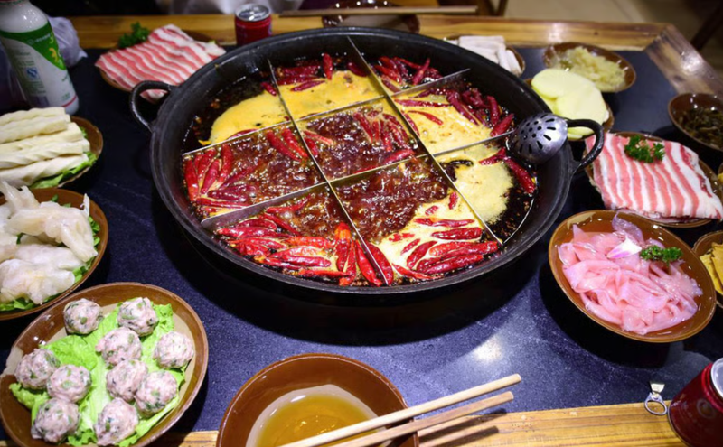 Mặc dù lợi ích của ớt và sữa trong bồn tắm chưa được khoa học chứng minh, nhưng người ta vẫn tin rằng ớt có thể xua tan cảm lạnh. Ảnh: SCMP. Người Trung Quốc tắm trong nồi lẩu Tứ Xuyên Y học cổ truyền tạo cảm hứng cho xu hướng độc lạ 3.png