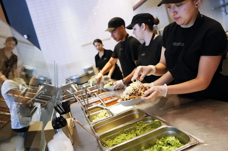Giám đốc điều hành Scott Boatwright cho biết lượng khách đến Chipotle giảm một phần là do thực khách trẻ tuổi siết chặt chi tiêu. Ảnh: Bloomberg.