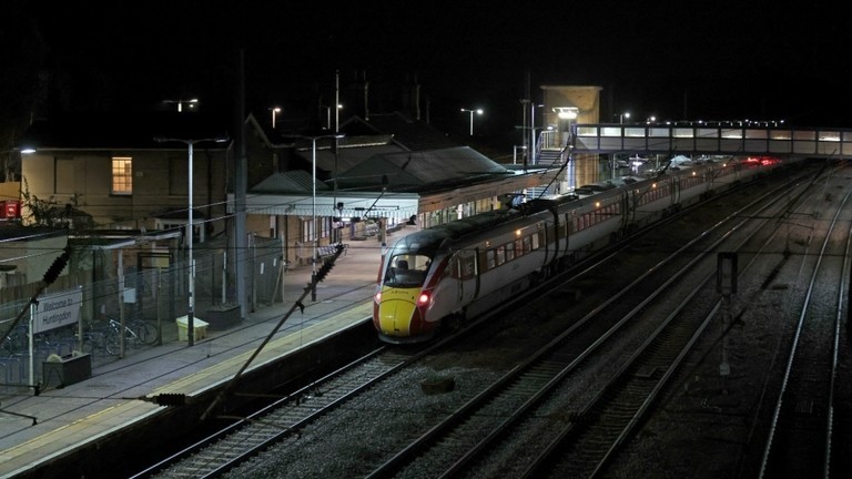 Hiện trường tại ga Huntingdon sau nhiều vụ đâm dao trên tàu ở Anh. Ảnh: Getty.