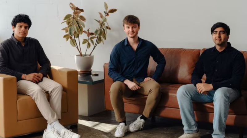 Brendan Foody (giữa), Adarsh ​​Hiremath (trái) và Surya Midha (phải) là những người sáng lập Mercor. Ảnh: Mercor.