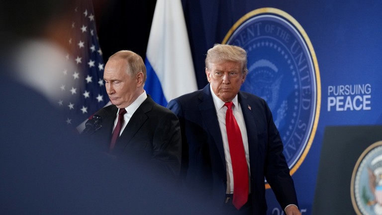Tổng thống Nga Vladimir Putin và người đồng cấp Mỹ Donald Trump trong cuộc gặp ở Alaska hồi tháng 8 năm nay. Ảnh: Getty.