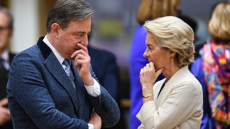 Thủ tướng Bỉ Bart De Wever (trái) trò chuyện với Chủ tịch Ủy ban châu Âu Ursula von der Leyen (phải) tại Brussels, Bỉ, vào ngày 6/3. Ảnh: Getty.