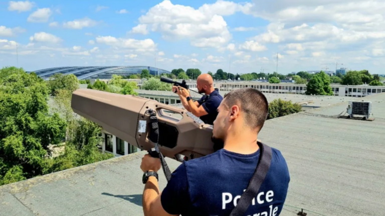 Ảnh chụp màn hình từ trang web chính thức của cảnh sát Bỉ cho thấy các thành viên của đơn vị chống máy bay không người lái. Ảnh: police.be.