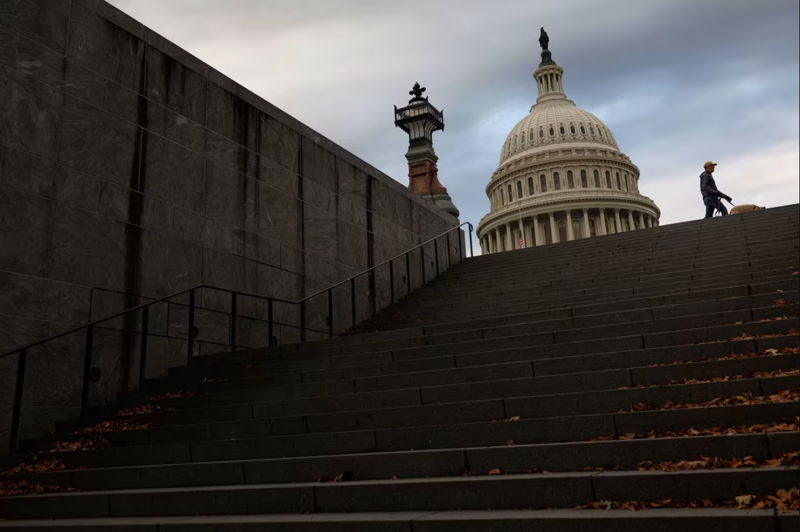Một người đi bộ dạo qua Quảng trường East Front vào sáng ngày 10/11, trên Đồi Capitol ở Washington, DC. Ảnh: Getty.