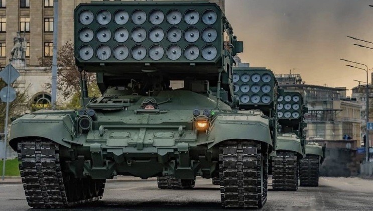 Bệ phóng tên lửa nhiệt áp TOS-1A. Ảnh: MW.