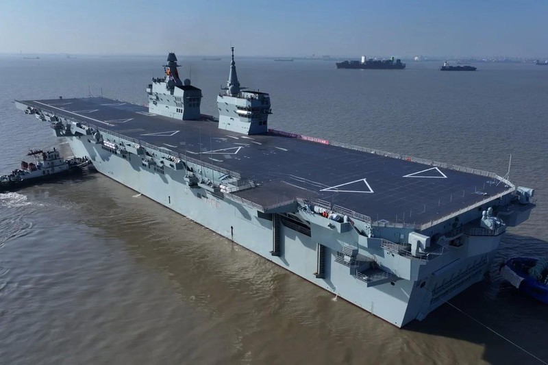 Tàu tấn công đổ bộ Type 076 mang UAV đầu tiên của Trung Quốc trong chuyến thử nghiệm trên biển đầu tiên ngày 14/11. Ảnh: Xinhua.