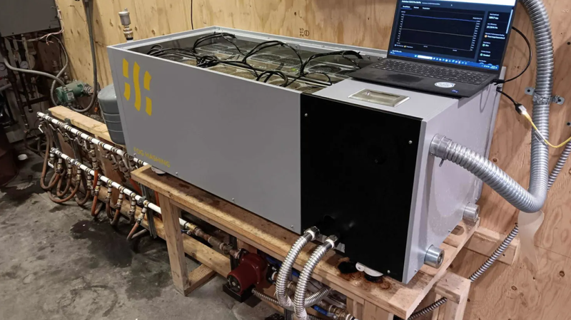 Một giàn khai thác bitcoin được sử dụng để sưởi ấm một tòa nhà rộng 223 mét vuông. Ảnh: CNBC.