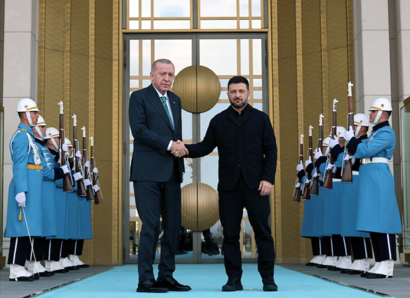 Tổng thống Thổ Nhĩ Kỳ Tayyip Erdogan chào đón Tổng thống Ukraine Volodymyr Zelensky tại Dinh Tổng thống ở Ankara, Thổ Nhĩ Kỳ, ngày 19/11. Ảnh: Reuters.