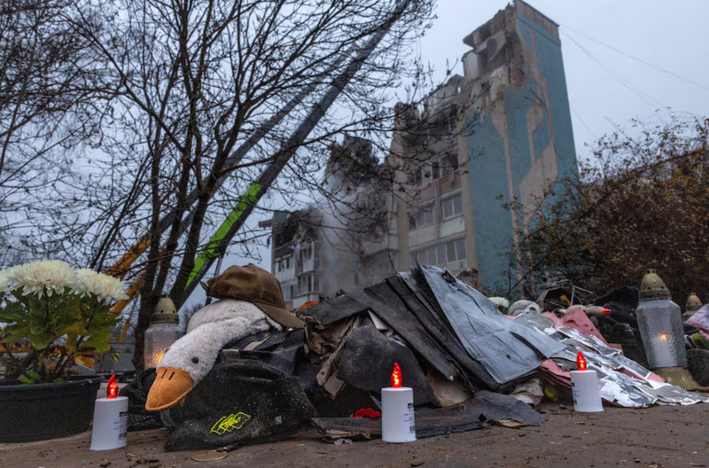 Nến điện thắp sáng tại đài tưởng niệm tạm thời ở Ternopil, Ukraine ngày 20/11. Ảnh: Reuters.