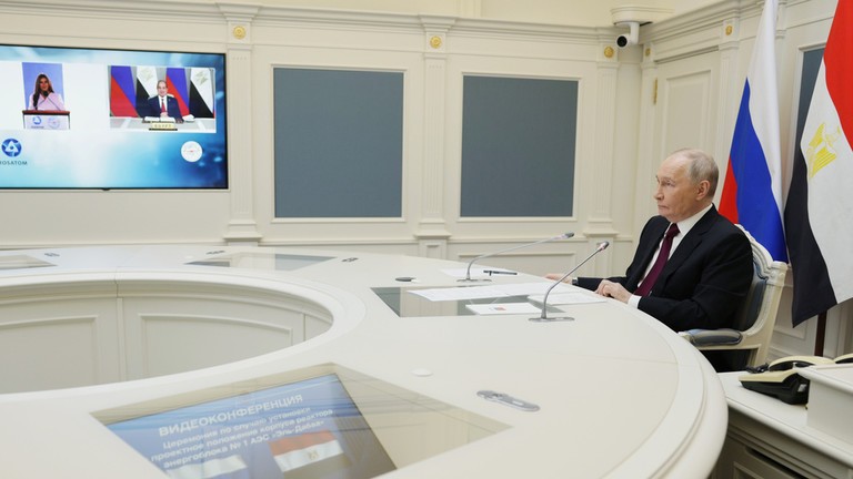 Tổng thống Nga Vladimir Putin tham dự buổi lễ lắp đặt bình phản ứng tại tổ máy điện đầu tiên của Nhà máy điện hạt nhân El Dabaa của Ai Cập qua hội nghị truyền hình tại Điện Kremlin ở Moscow, Nga, ngày 20/11. Ảnh: Sputnik.