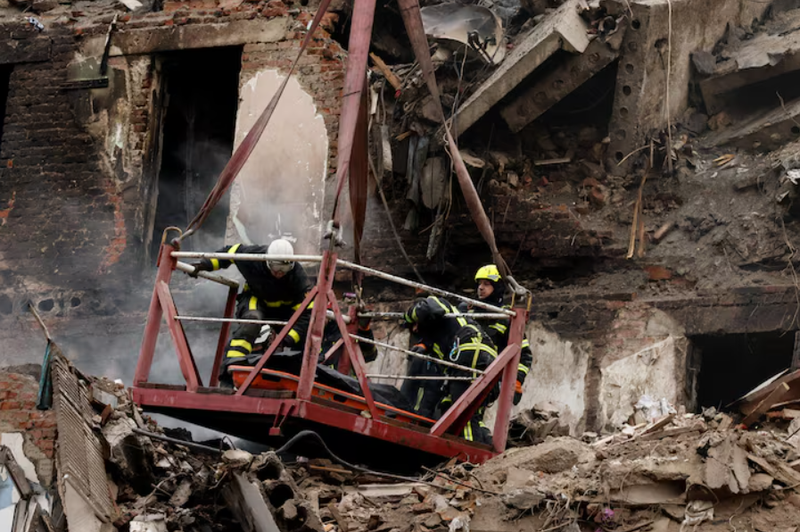 Lực lượng ứng phó khẩn cấp tại hiện trường một vụ tấn công ở tại Ternopil, Ukraine, ngày 21/11. Ảnh: Reuters.