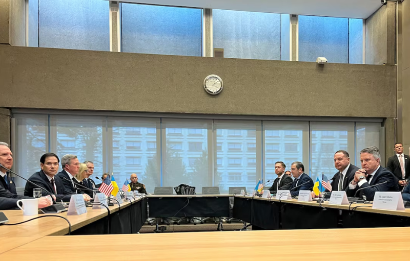 Đặc phái viên Mỹ Steve Witkoff, Ngoại trưởng Mỹ Marco Rubio, Bộ trưởng Lục quân Mỹ Daniel Driscoll và các thành viên khác của phái đoàn Mỹ, cùng phái đoàn Ukraine trong cuộc đàm phán về việc chấm dứt chiến tranh ở Geneva, Thụy Sĩ, ngày 23/11. Ảnh: Reuters.