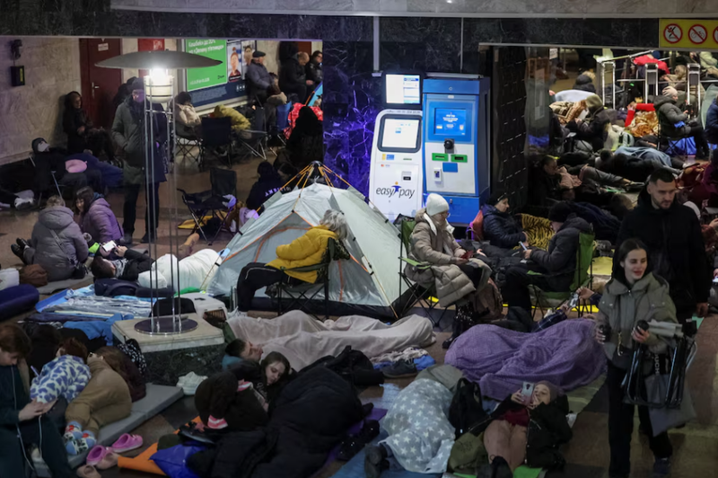 Người dân trú ẩn bên trong một ga tàu điện ngầm trong cuộc tấn công bằng tên lửa và máy bay không người lái của Nga, tại Kiev, Ukraine ngày 25/11. Ảnh: Reuters.