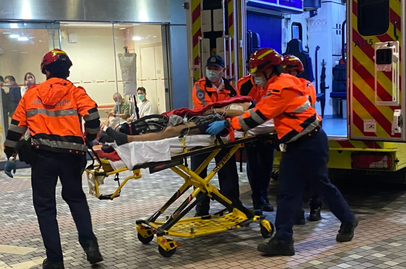 Cụ ông 76 tuổi tìm gia đình trong đống tro tàn, cộng đồng mạng Hong Kong gửi thông điệp đau buồn 2.png