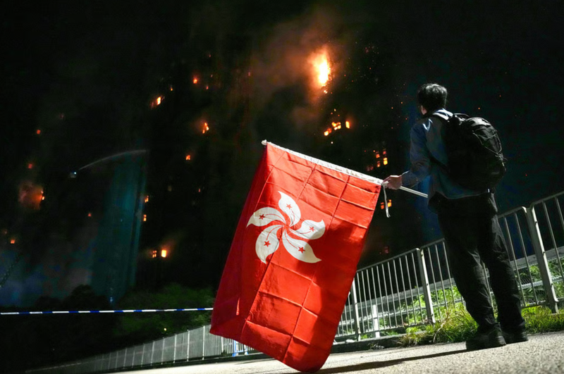 Tính đến chiều 27/1, đã có 55 người thiệt mạng vì vụ cháy ở Hong Kong, bao gồm một lính cứu hỏa. Ảnh: SCMP.