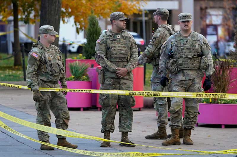 Các thành viên của Lực lượng Vệ binh Quốc gia đứng trong khu vực được phong tỏa sau khi 2 thành viên bị bắn gần Nhà Trắng ở Washington, D.C., Mỹ ngày 26/11. Ảnh: Reuters.