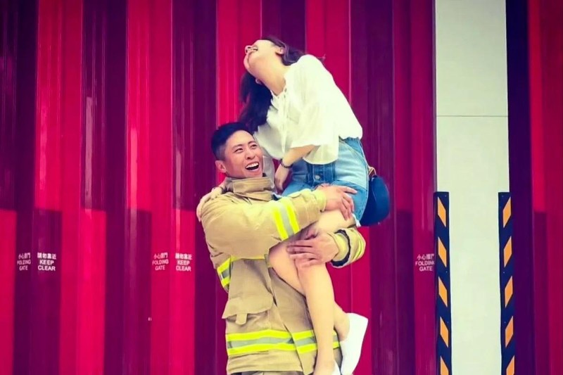 Nhiều lời tưởng nhớ đã được gửi đến Ho Wai-ho, bên trái, lính cứu hỏa thiệt mạng trong vụ cháy Tai Po. Ảnh: SCMP.