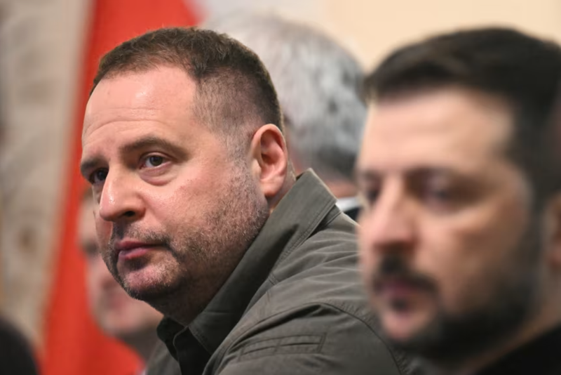 Chánh Văn phòng Tổng thống Ukraine Andriy Yermak (trái) tham dự cuộc họp cùng Tổng thống Ukraine Volodymyr Zelensky tại Warsaw, Ba Lan vào ngày 15/1. Ảnh: AFP.