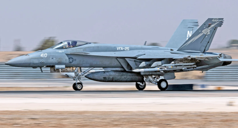 Máy bay chiến đấu F-18E Super Hornet của Hải quân Mỹ. Ảnh: MW.