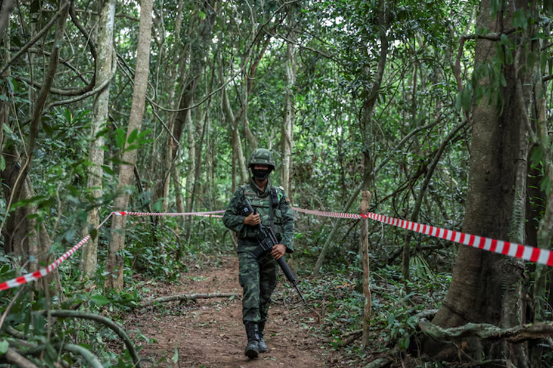Quân nhân Thái Lan đi bộ gần biên giới Thái Lan-Campuchia tại khu vực Chong Chub Ta Mok, tỉnh Surin, Thái Lan, ngày 20/8. Ảnh: Reuters.