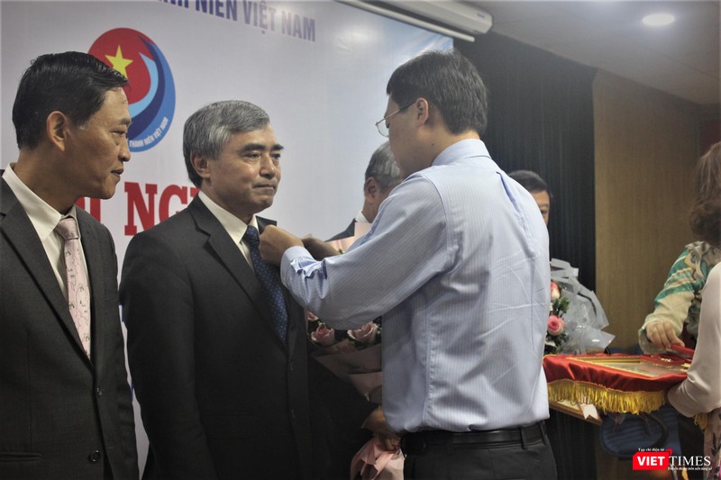 Ông Lê Quốc Phong gắn Kỷ niệm chương "Vì thế hệ trẻ" cho Chủ tịch Hội Truyền thông số Việt Nam Nguyễn Minh Hồng. Ông Lê Quốc Phong gắn Kỷ niệm chương "Vì thế hệ trẻ" cho Chủ tịch Hội Truyền thông số Việt Nam Nguyễn Minh Hồng.