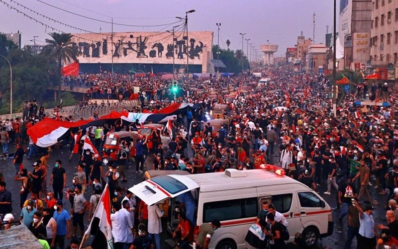 Người biểu tình đụng độ với lực lượng an ninh ở thành phố Kerbala (ảnh Reuters)