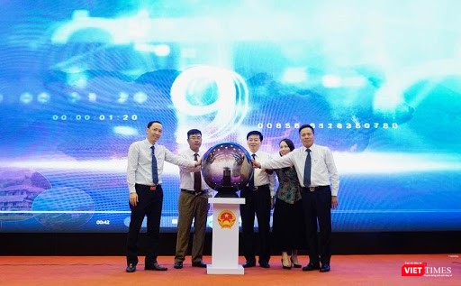 Các đại biểu nhấn nút khai trương Cổng du lịch thông minh Hòa Bình