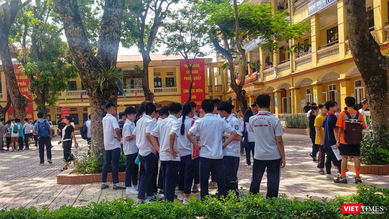 Không khí ngày làm thủ tục dự thi và phổ biến quy chế thi tuyển sinh vào lớp 10 tại điểm trường THCS Phú Diễn – Bắc Từ Liêm, Hà Nội. Không khí ngày làm thủ tục dự thi và phổ biến quy chế thi tuyển sinh vào lớp 10 tại điểm trường THCS Phú Diễn – Bắc Từ Liêm, Hà Nội.