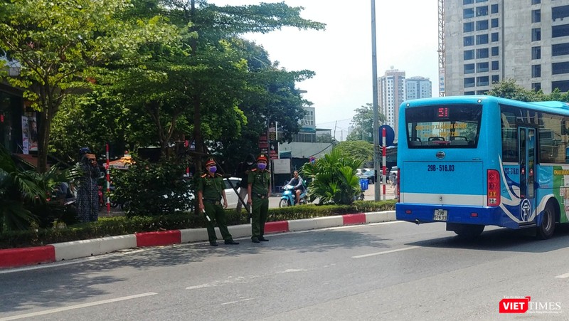 Lực lượng công an có mặt để điều phối giao thông, đảm bảo trật tự. Lực lượng công an có mặt để điều phối giao thông, đảm bảo trật tự.