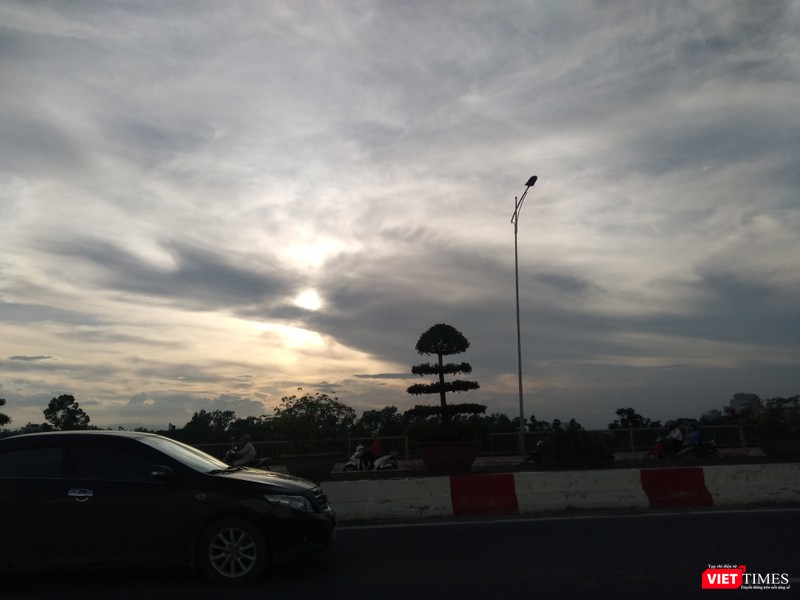 Cặp cá làm duyên trong ánh chiều hoàng hôn với mặt trời ở giữa. Cặp cá làm duyên trong ánh chiều hoàng hôn với mặt trời ở giữa.