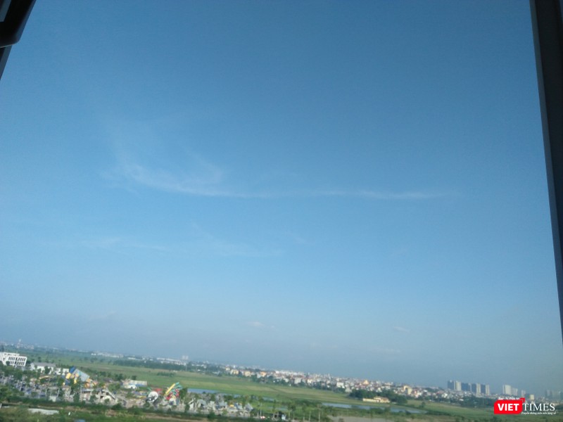 Từ hình ảnh Long Phượng sánh đôi xuất hiện hình ảnh dải mây tựa họa tiết chạm khắc về chim Lạc trên trống đồng cổ của người Việt Nam. Từ hình ảnh Long Phượng sánh đôi xuất hiện hình ảnh dải mây tựa họa tiết chạm khắc về chim Lạc trên trống đồng cổ của người Việt Nam.