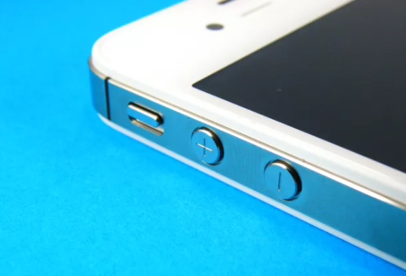 Viền phẳng với nút âm lượng lớn. Viền phẳng với nút âm lượng lớn.