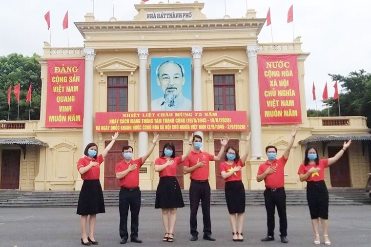 Các cán bộ ngành TT&TT góp mặt trong MV "Ánh sao nơi đầu tuyến" Các cán bộ ngành TT&TT góp mặt trong MV