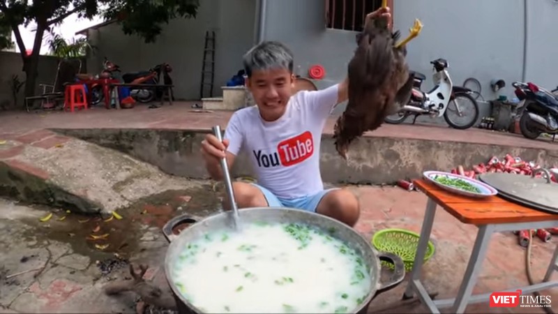 Clip nấu cháo gà nguyên lông của Hưng Vlog vấp phải nhiều chỉ trích. Ảnh chụp màn hình.