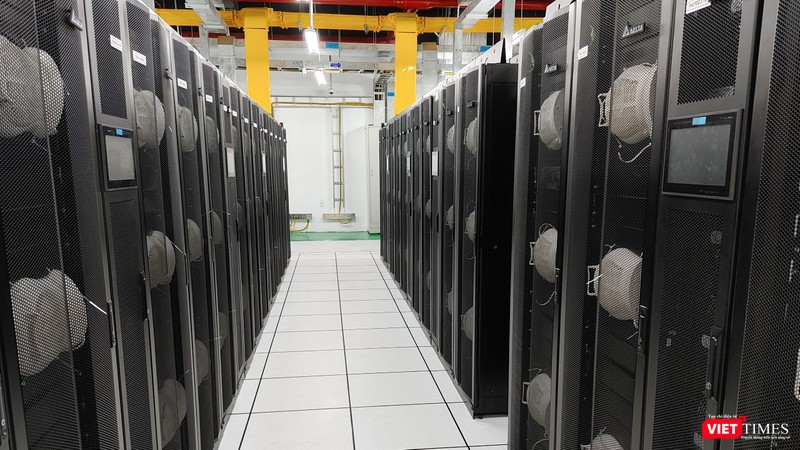 Hệ thống tản nhiệt cho server được thiết kế đan xen, nhằm tối ưu hóa hiệu suất. Hệ thống tản nhiệt cho server được thiết kế đan xen, nhằm tối ưu hóa hiệu suất.