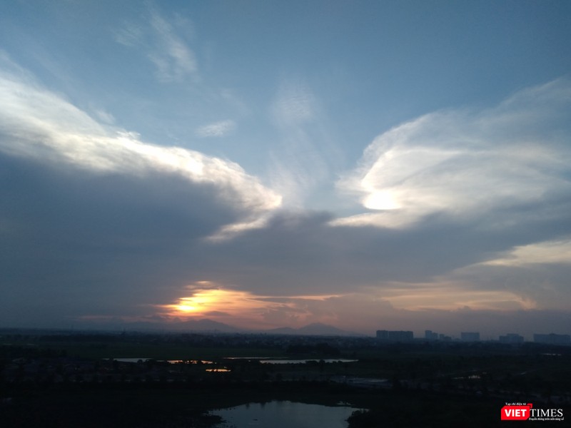 Cặp cá thần kỳ vào ngày cuối cùng của mùa Ngâu 2020. Bức ảnh như bị một vật gì đó ngăn cách ở giữa gợi cho chúng ta nhớ về câu chuyện "Ngưu Lang - Chức Nữ" với tích chim Ô Thước đã truyền sai lời từ Thất nhật tức 7 ngày gặp nhau một lần thành Thất Tịch tức ngày mùng 7/7 hàng năm mới được gặp nhau. Cặp cá thần kỳ vào ngày cuối cùng của mùa Ngâu 2020. Bức ảnh như bị một vật gì đó ngăn cách ở giữa gợi cho chúng ta nhớ về câu chuyện