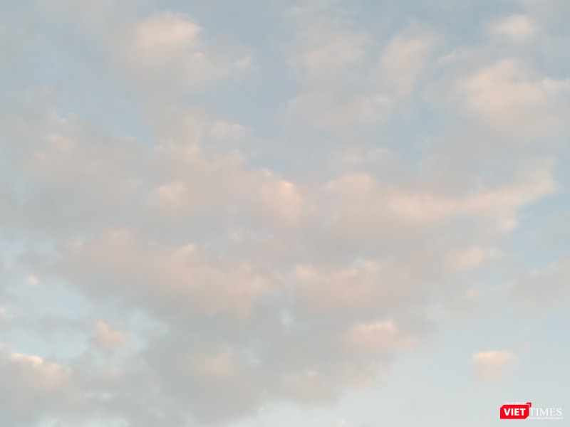 Vầng mây ngũ sắc cùng những chiếc vảy cong cong rất lạ, lấp lánh vô cùng đặc biệt xuất hiện trên bầu trời Hoa Lư, Ninh Bình được chụp tại núi Kỳ Lân. Vầng mây ngũ sắc cùng những chiếc vảy cong cong rất lạ, lấp lánh vô cùng đặc biệt xuất hiện trên bầu trời Hoa Lư, Ninh Bình được chụp tại núi Kỳ Lân.