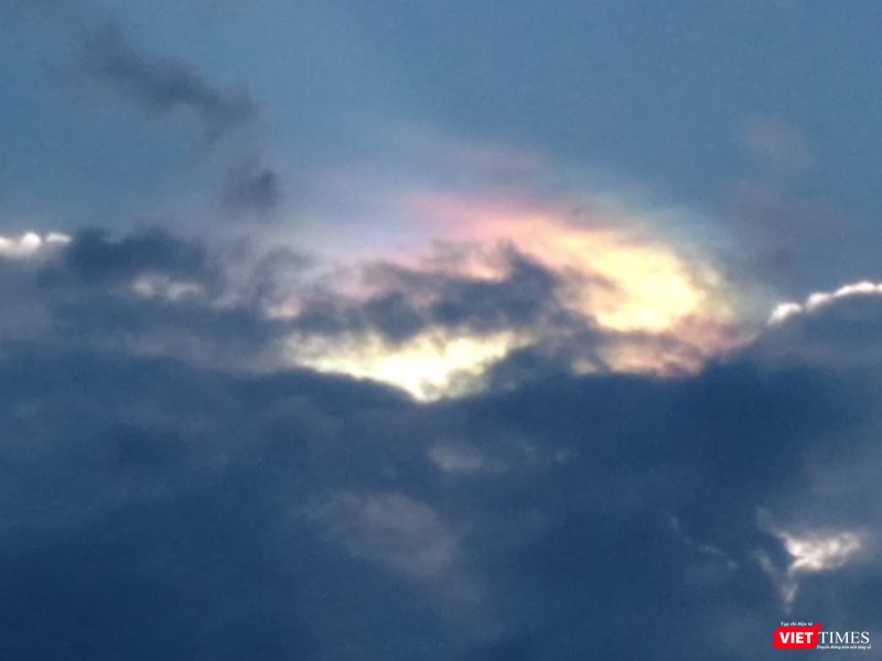Vầng mây ngũ sắc trong buổi chiều tháng 4 trên khoảng không Tây Hồ Vầng mây ngũ sắc trong buổi chiều tháng 4 trên khoảng không Tây Hồ