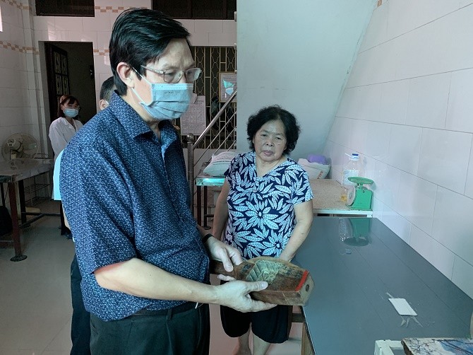 Đoàn kiểm tra làm việc tại cơ sở sản xuất bánh Trung thu Bà Dần. (Ảnh: Sở Y tế Hà Nội) Đoàn kiểm tra làm việc tại cơ sở sản xuất bánh Trung thu Bà Dần. (Ảnh: Sở Y tế Hà Nội)