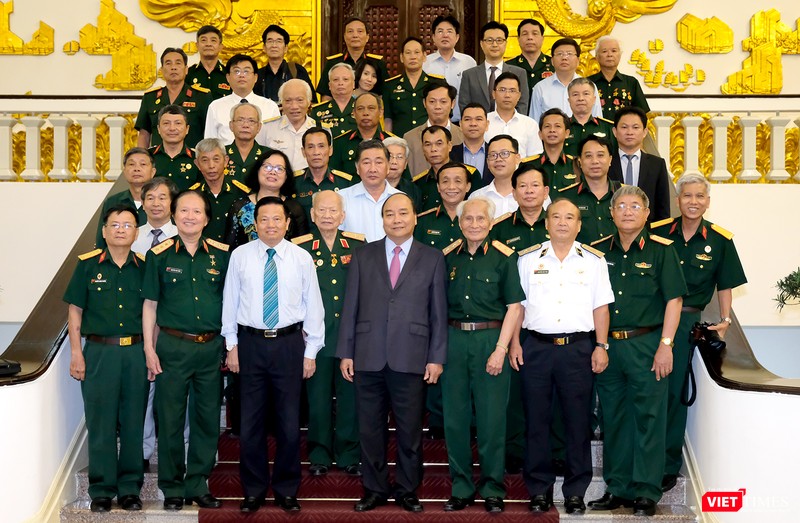 Thủ tướng cùng Ban chỉ đạo công trình sách "Ký ức người lính"