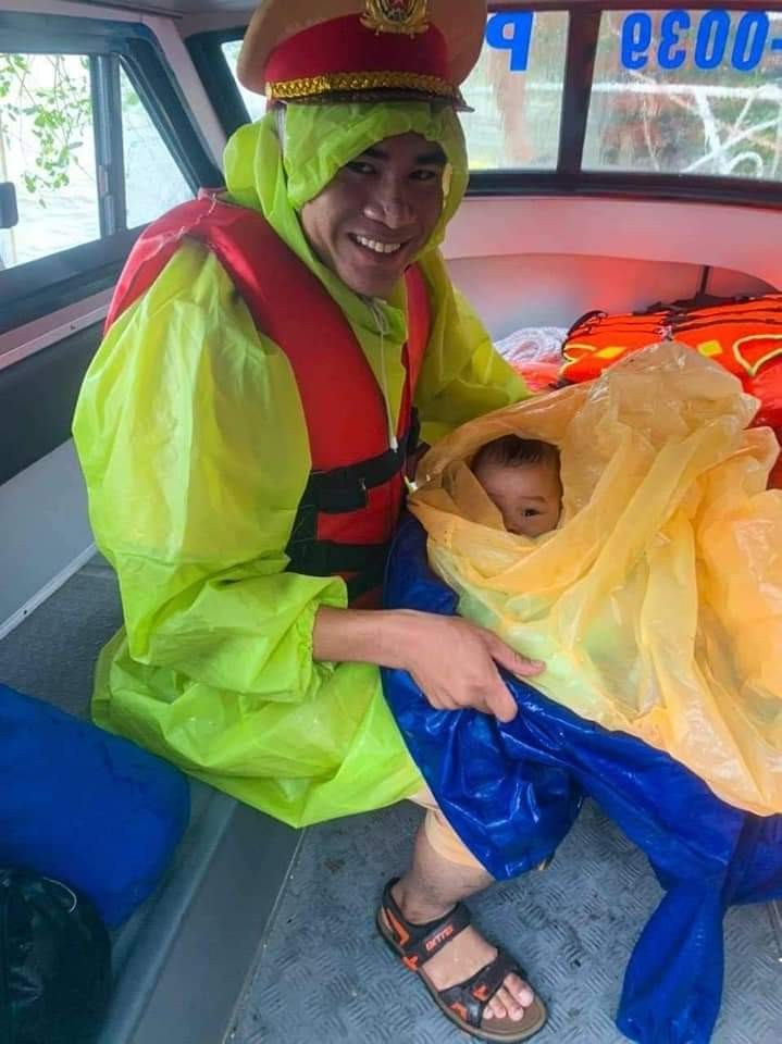 Chiến sĩ công an ứng cứu cháu bé thành công. Ảnh: Review Huế. Chiến sĩ công an ứng cứu cháu bé thành công. Ảnh: Review Huế.