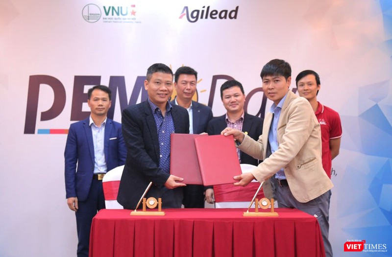 Đại diện Công ty CP Agilead Global ký kết thỏa thuận đầu tư và cam kết đào tạo tiếp cho 7 nhóm khởi nghiệp Đại diện Công ty CP Agilead Global ký kết thỏa thuận đầu tư và cam kết đào tạo tiếp cho 7 nhóm khởi nghiệp