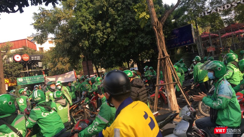 Nhiều tuyến đường ùn tắc vì đoàn xe Grab biểu tình.