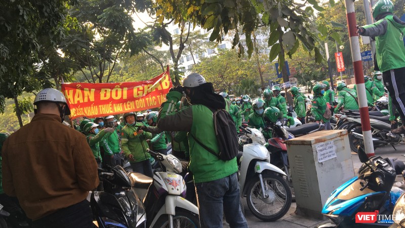 Hàng loạt tài xế Grab đóng app, biểu tình yêu cầu làm rõ chính sách thuế.