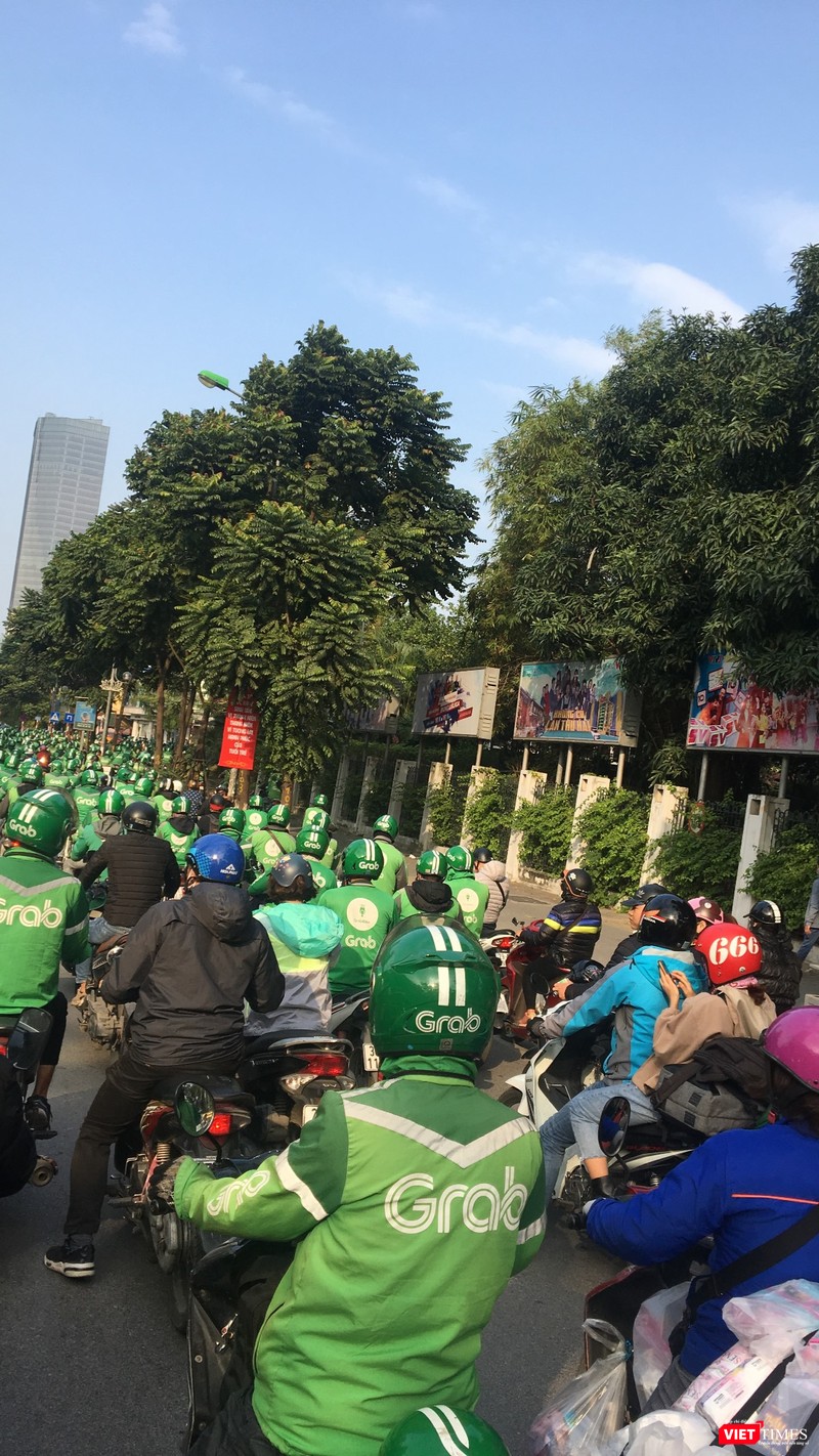 Đoàn xe Grab biểu tình qua đường Nguyễn Chí Thanh, Hà Nội.